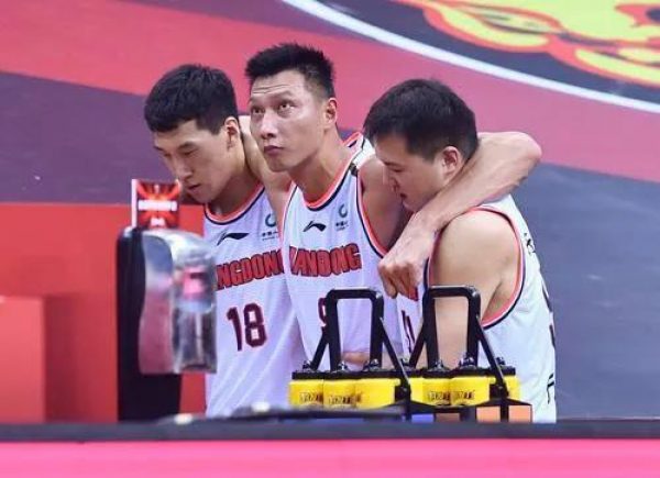 %title缩略图 阿联仍在美国康复 将缺席新赛季比赛