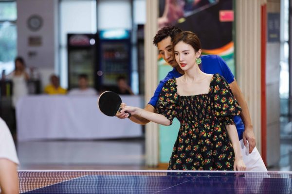 %title缩略图 发糖了!张继科手把手教金晨打球超甜蜜