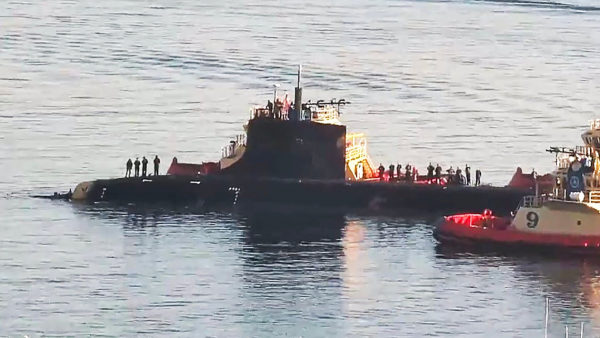在南海“撞山”的美军核潜艇现身美国西海岸，美媒：艇首整个声呐罩都不见了