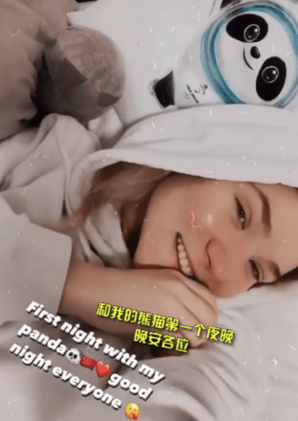 %title缩略图 捷克运动员冬奥vlog被大量点赞:收到冰墩墩玩偶时激动得“差点哭出来”