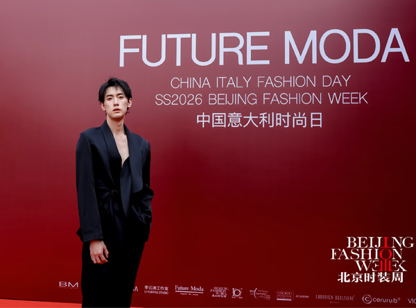 成岳亮相北京时装周 黑色露背演绎东方美学新主张